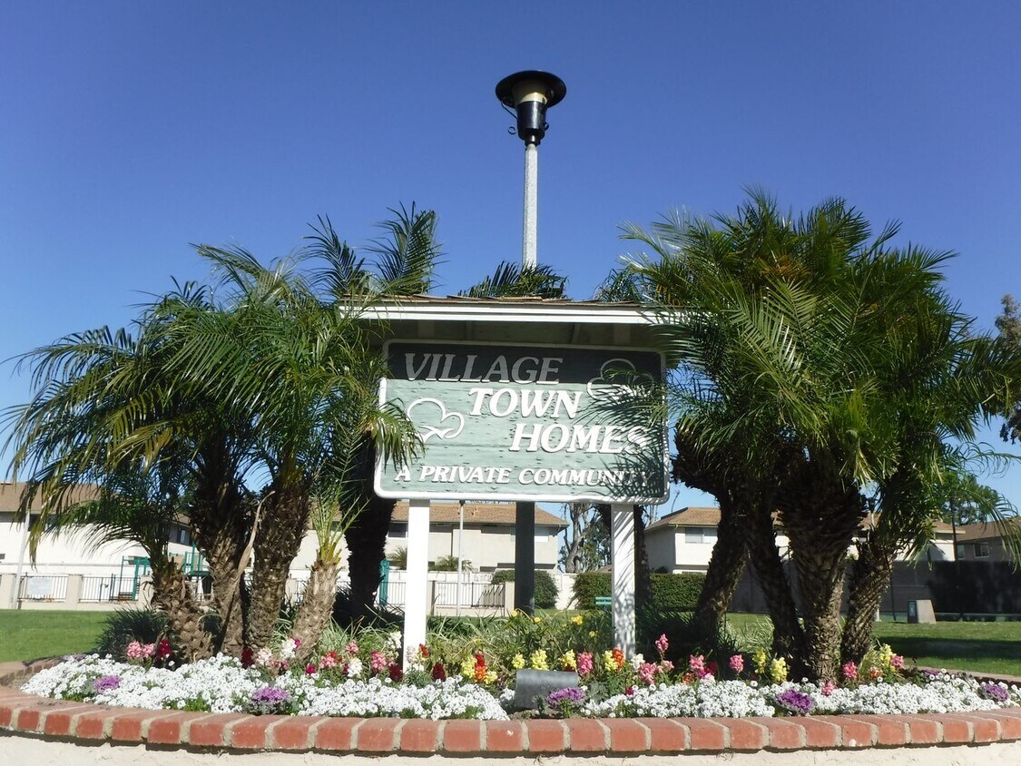 Foto principal - Village Town Homes: Remodeled 2 Bedroom 1....
