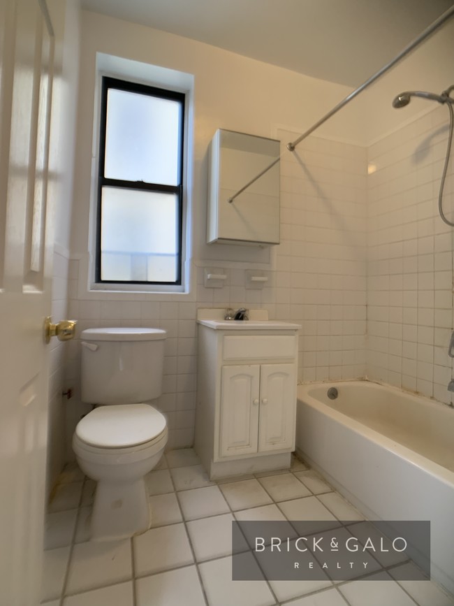 Building Photo - 10 Midwood St