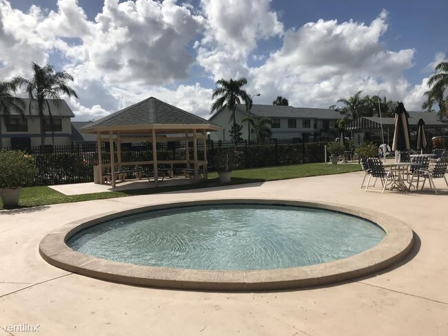 Foto del edificio - 3 br, 2 bath Townhome - 9087 SW 22nd St Apt A