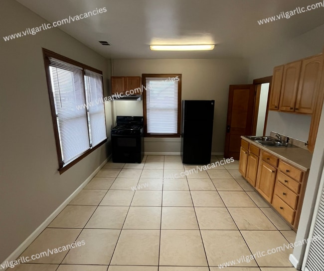 Building Photo - 461 Hayes St