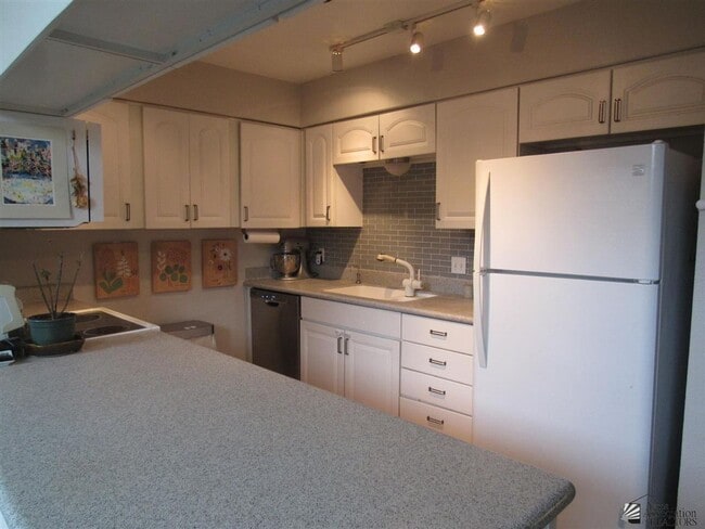 Building Photo - Central townhome with 2 bedrooms and 3 bat...