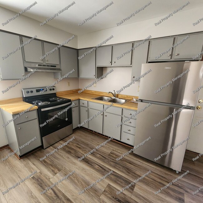Building Photo - Updated 2 Bedroom Duplex