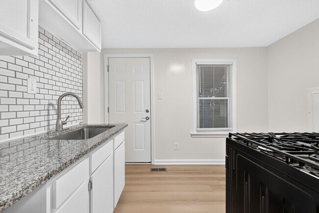 Foto del edificio - Renovated 1 Bedroom Home Available Now!