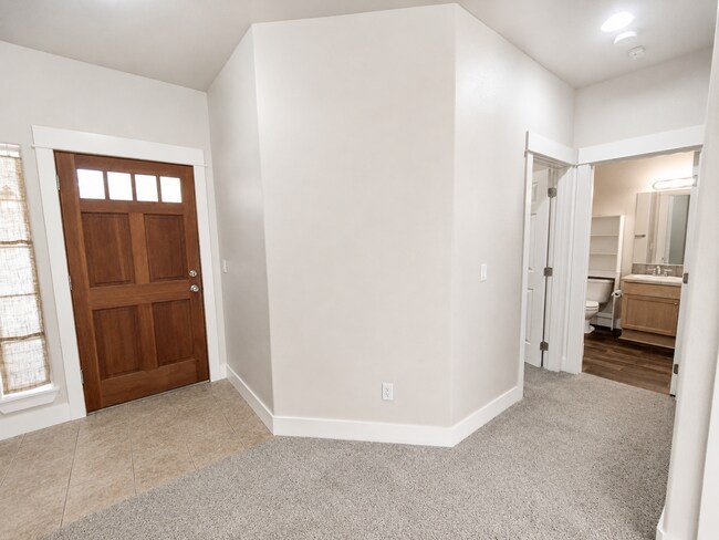 Foto del edificio - Spacious 3BR Home with Private Yard Near Alpenglow Park