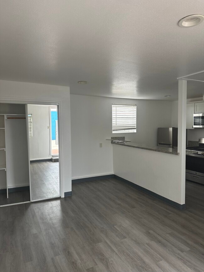 Studio with Full Kitchen and Storage - 1911 W 94th St House