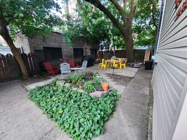 Foto del edificio - 5729 N Ridge Ave