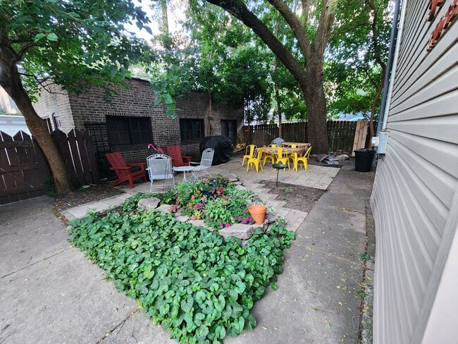 Building Photo - 5729 N Ridge Ave