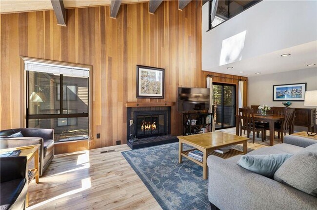 Building Photo - Great location in Incline Village