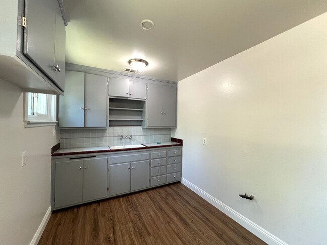 Building Photo - A Charming 2bd/1ba Sacramento House with F...