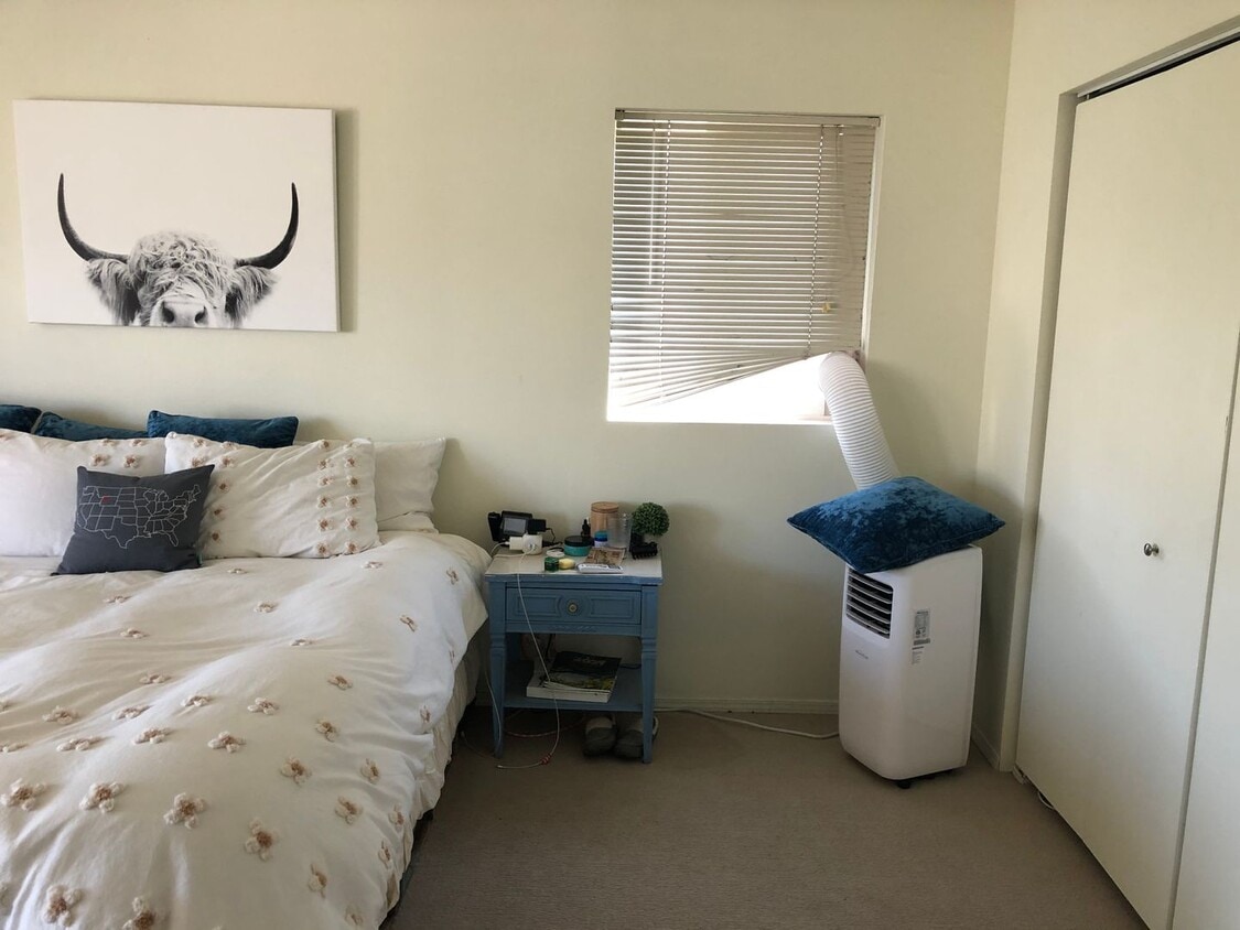 Primary Photo - 4 Bedroom Townhome in Hawks Ridge