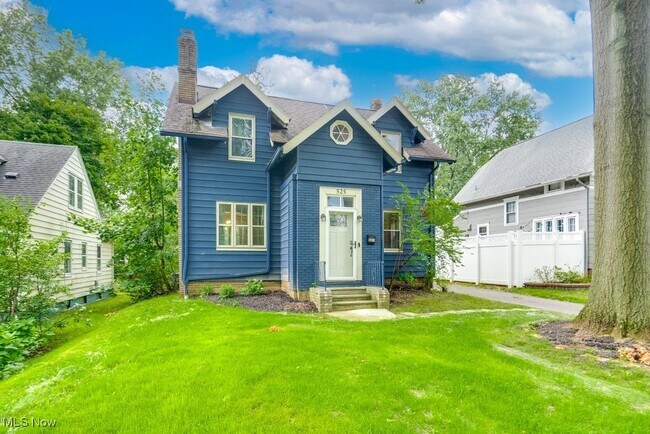 Building Photo - 525 Roslyn Ave