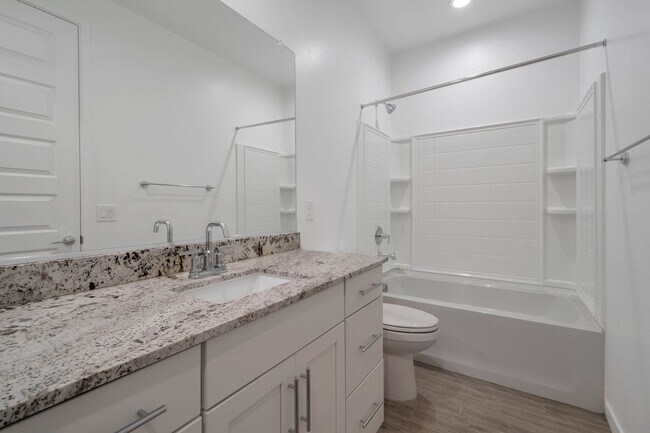 Foto del edificio - Like New luxurious Model Home with 2 Maste...