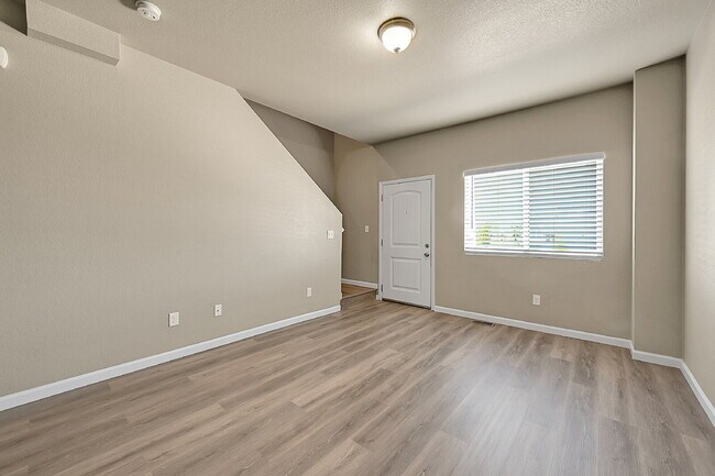 Foto del edificio - $1,995-3 Bed 3.5 Bath townhome in CO Sprin...