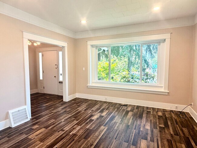 Foto del edificio - Beautifully Updated Craftsman in the Heart of North Tacoma