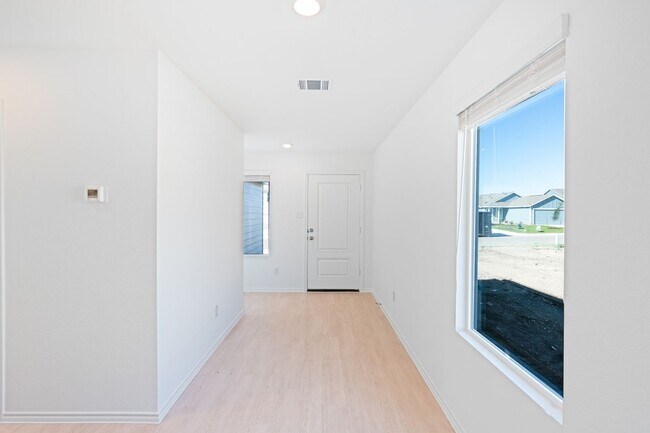 Foto del edificio - 241 Kings Row Ln