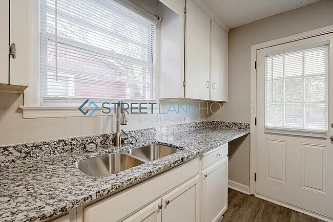 Foto del edificio - 2210 Corning Rd