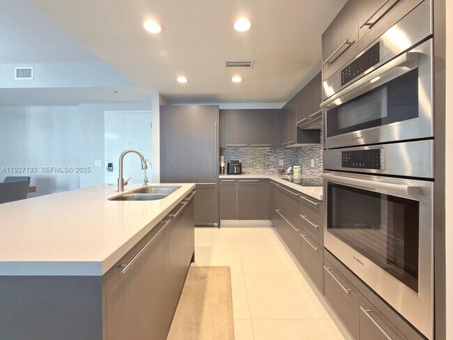 Foto del edificio - 7751 NW 107th Ave