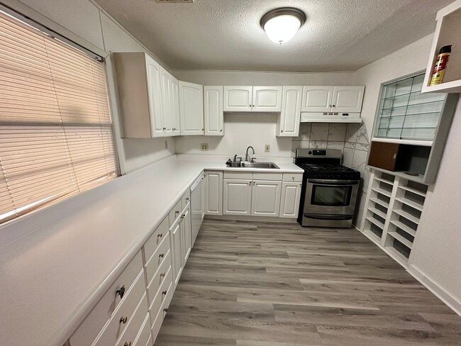 Building Photo - Move -in Special: Cute 3 bed 1.5 bath in W...