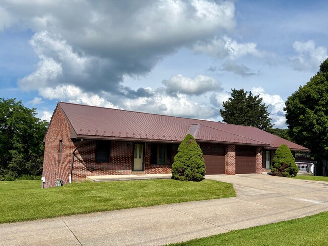 Building Photo - 2837 Bedford St