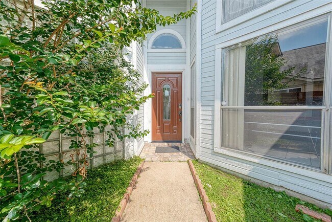 Foto del edificio - 9310 Corner Oaks Ln