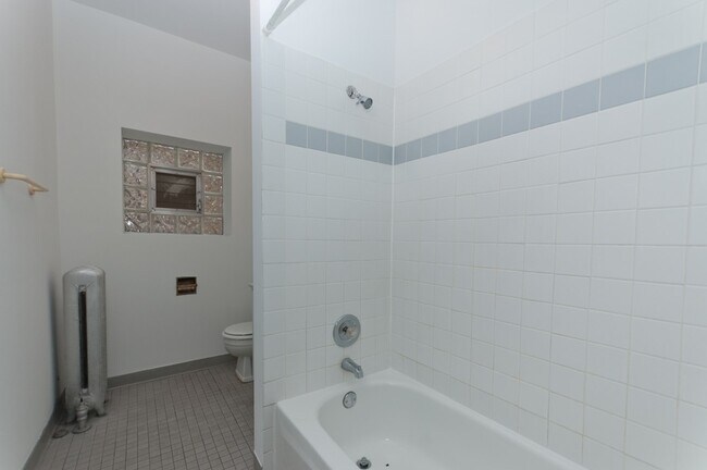 Building Photo - 906 W Wolfram St