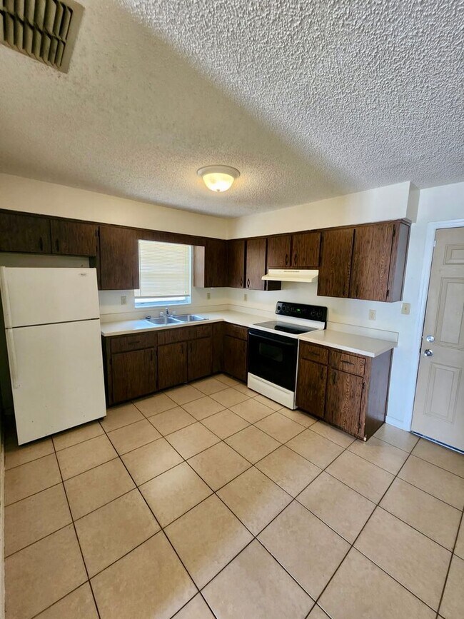 Foto del edificio - 1711 Birchwood Cir