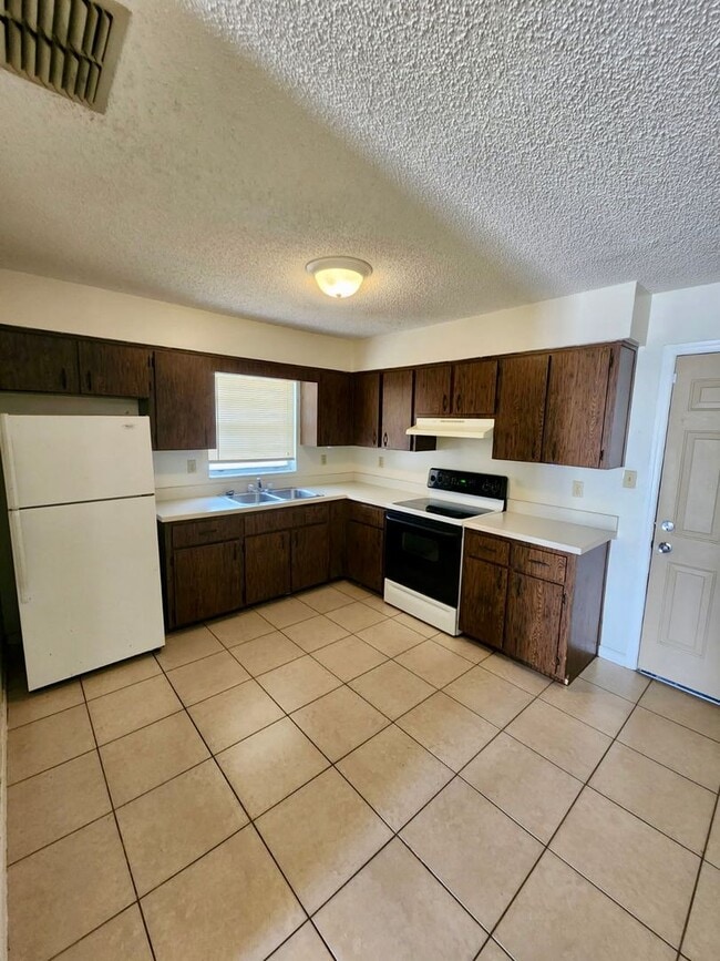Building Photo - 1711 Birchwood Cir