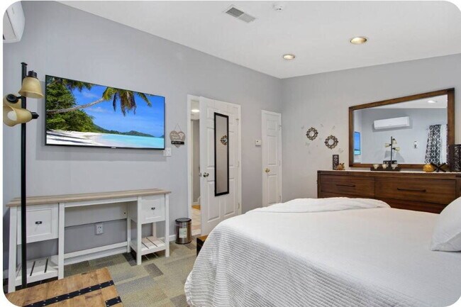 Foto del edificio - Furnished 1-Bedroom Apartment with Private Entrance and Free Laundry