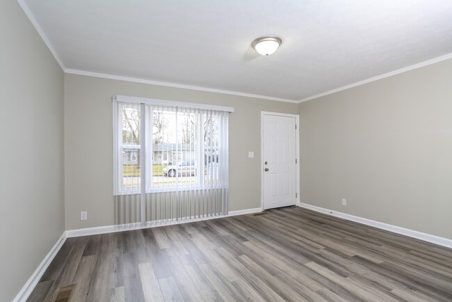 Building Photo - 327 Whitewater Dr
