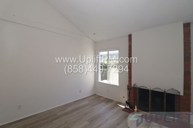 Foto del edificio - Spacious 4 Bedroom Home in Prime Mira Mesa Location- MOVE IN SPECIAL $300 OFF FIRST MONTH'S RENT!!