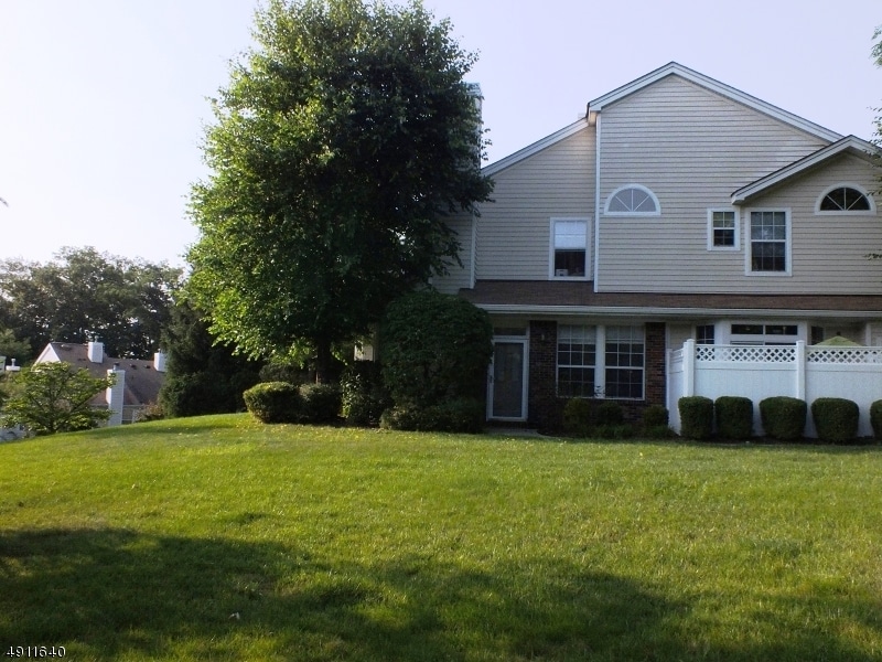 Primary Photo - 18 Wood Duck Pond Rd