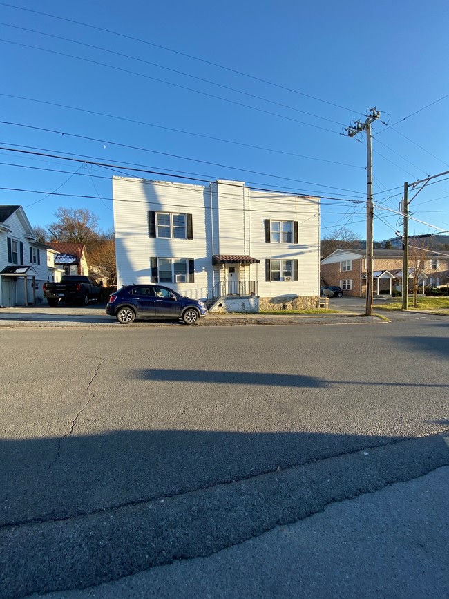 Building Photo - 209 College Ave