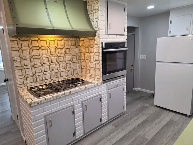 Building Photo - Available Now Great 3 Bedroom Ranch Home Close To Everything!