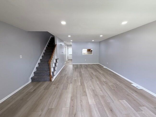 Building Photo - 502 S Logan Ave