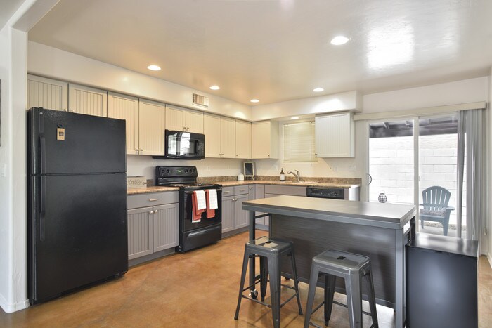 Primary Photo - 2366 N 6th Ave