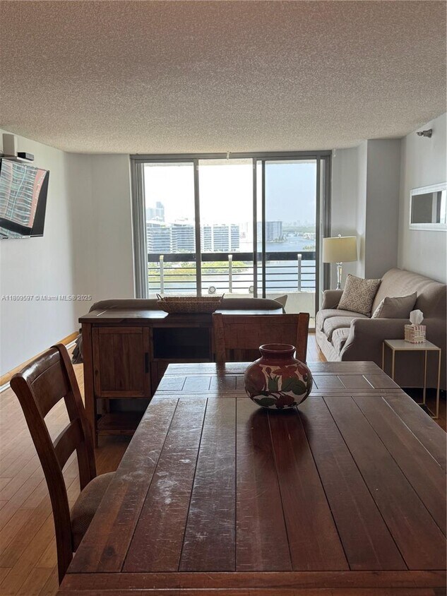 Foto principal - 3400 NE 192 St