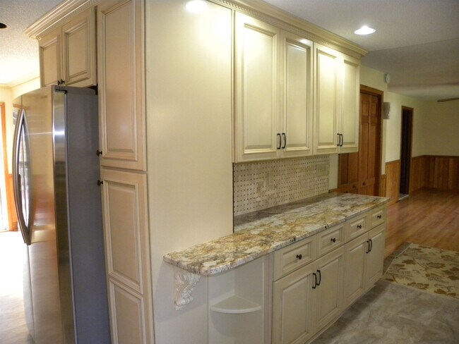 Building Photo - 728 Plank Rd