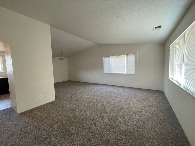 Building Photo - 3 Bedroom 2 Bath Home with 2 Car Garage