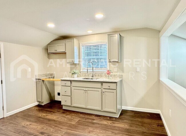 Building Photo - Newly renovated 1 bed / 1 bath home! DEPOS...