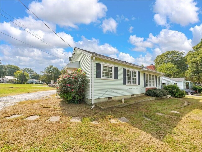 Building Photo - 652 Mozley Dr SE