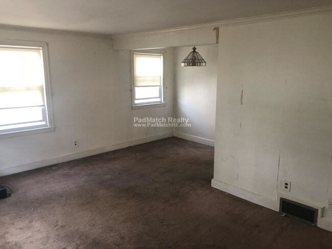 Building Photo - 3 bed 1 bath, first floor