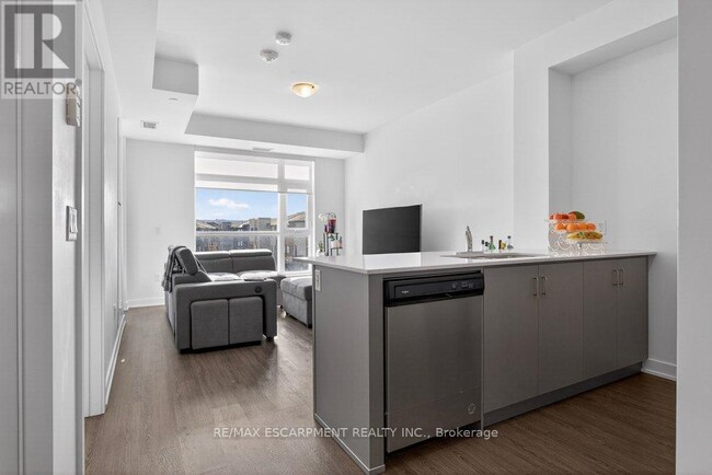 Building Photo - 600 N Service Rd