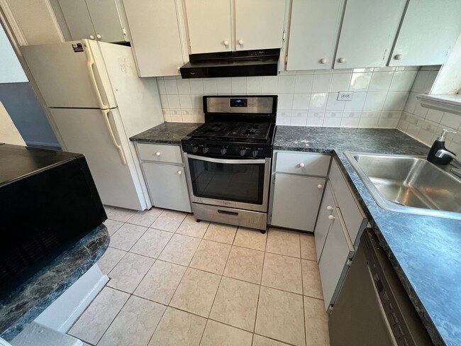 Building Photo - Great 2 Bedroom Apartment in Forest Hills