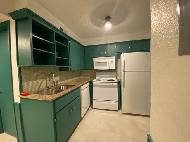 Building Photo - 1633 Glenn Bo Dr