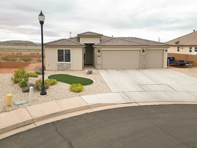 Foto del edificio - 3 Bedroom Furnished Home! Short term lease!! Available from May 1st - October 31st!