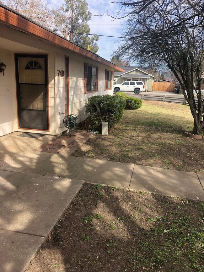 Building Photo - Large, three bedroom Central Point ranch h...