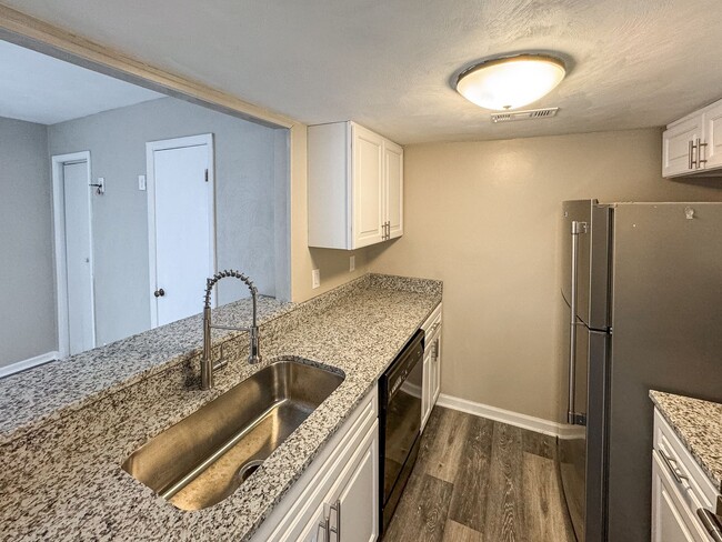 Building Photo - Completely renovated 2 bedroom, 1.5 bath t...