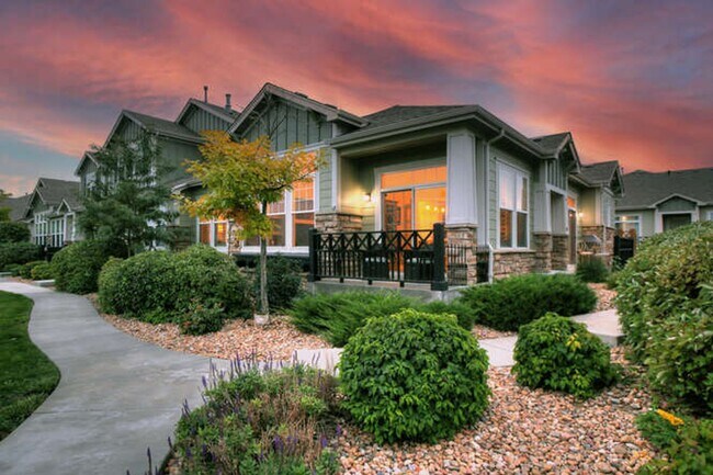 Building Photo - Spacious 3 BDR Townhome on Golf Course