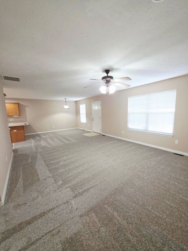 Building Photo - 2 bdrm duplex