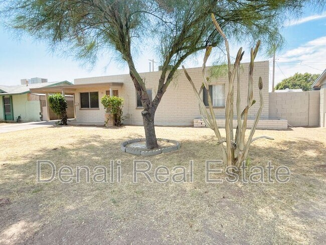 Foto del edificio - 8107 W Earll Dr